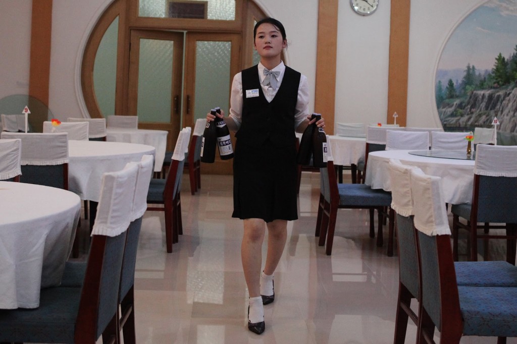 North_Korea_-_Samjiyon_waitress_(5024319154)